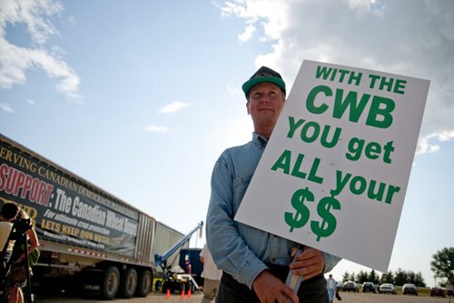 Ian Robson, of Deleau, Manitoba, takes part in a rally outside the Canadian Wheat Board Forum which was having a directors meeting in Oak Bluff, Wednesday, to discuss the wheat board's future. August 10, 2011. (HADAS PARUSH / WINNIPEG FREE PRESS)