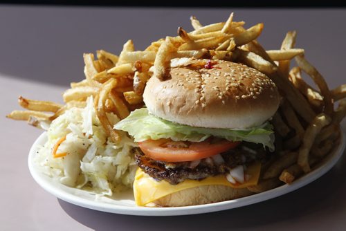 Detour story on best burgers outside the Perimeter Hwy. A Deluxe Burger at Nick's Inn in Headingley Mb. Dave Sanderson story.     (WAYNE GLOWACKI/WINNIPEG FREE PRESS) Winnipeg Free Press August 17  2011