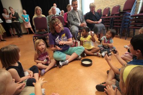 Mary Kirkwood leads some children from the Tiny Tykes Summer Camp at the Manitoba Conservatory of Music and Arts during a press conference by the federal government regarding the Children's Arts Tax Credit.  Mike Deal / Winnipeg Free Press