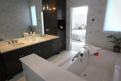 Ensuite bathroom-74 Brookstone Place in South Pointe- See Todds story  August 23, 2011   (JOE BRYKSA / WINNIPEG FREE PRESS