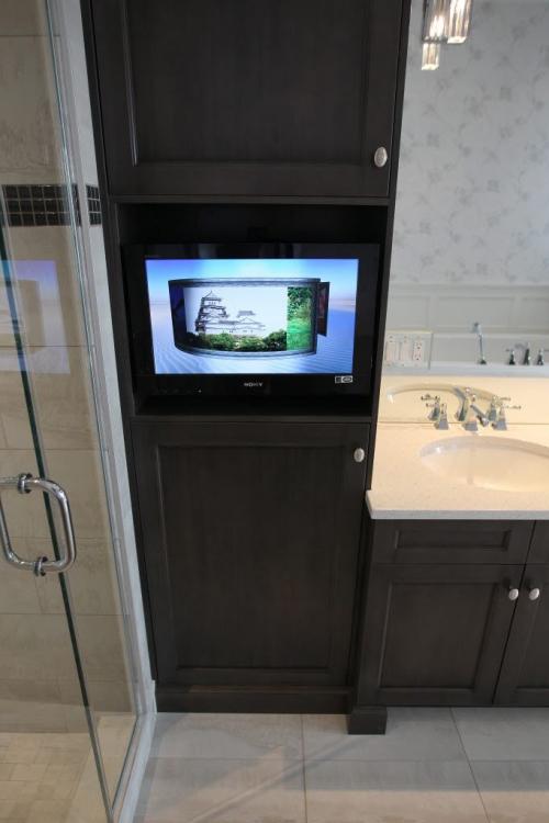 Ensuite bathroom-Flat screen TV in bathroom-74 Brookstone Place in South Pointe- See Todds story  August 23, 2011   (JOE BRYKSA / WINNIPEG FREE PRESS