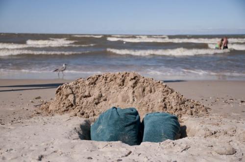 Isabel (left) and Marisa Carlson build a sand fort to shield themselves from strong winds chilling them after taking a swim in Lake Winnipeg at Grand Beach, Wednesday. August 24, 2011. (HADAS PARUSH / WINNIPEG FREE PRESS)