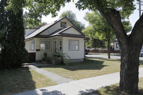 The home at 356 Seven Oaks Avenue which was the childhood home of Randy Bachman.  Photographed Saturday, August 27, 2011.   John Woods/Winnipeg Free Press