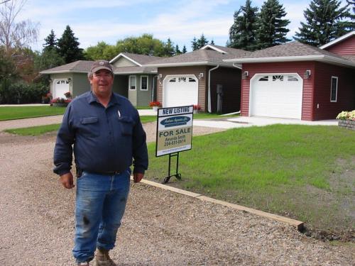 Ron Canart, vice-president of the Elkhorn Development Corporation, shows off three new houses the not-for-profit group had built in Elkhorn.  Bill Redekop / Winnipeg Free Press