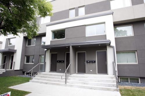 1225 Troy Ave. Homes. Glen Harvey realtor. Condo. August 31, 2011 (BORIS MINKEVICH / WINNIPEG FREE PRESS)