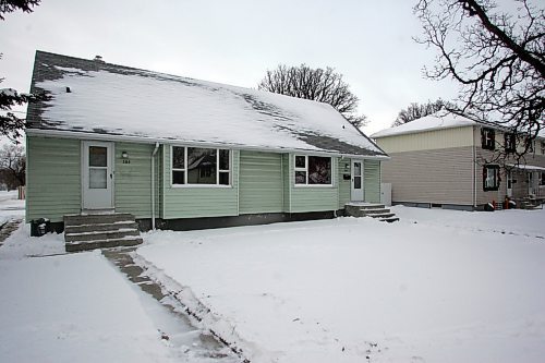 BORIS MINKEVICH / WINNIPEG FREE PRESS  061207
Houses on Kenason Blvd. Military homes story.