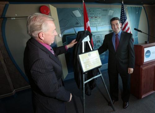 US Consul Tim Cipullo (right) and WAA CEO Barry Remple unveil a plaque thanking Winnipeggers for their contributions in the 9-11 Crisis. See Carol Saunders tale. Sept 9,2011 (Phil Hossack / Winnipeg Free Press)
