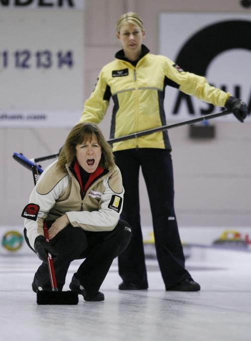 John Woods / Winnipeg Free Press / December 12, 2006 - 061212  - Karen Porritt (f) curls against team Brown at the Asham Curling Club Sunday Dec 12/06.