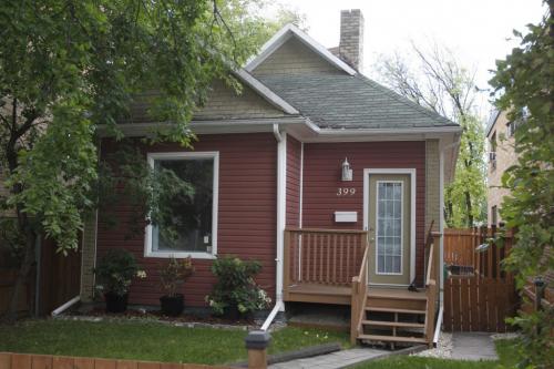 Sold homes - 399 Stradbrook.  Sept 13, 2011 (BORIS MINKEVICH / WINNIPEG FREE PRESS)