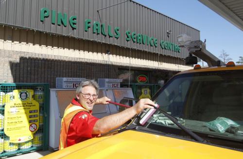Ex mill worker Gary Richardson and Paul Gauthier(not in photo) bought the Shell station in Pine Falls and are making a go at it after the paper mill shut down. Sept , 2011 (BORIS MINKEVICH / WINNIPEG FREE PRESS)