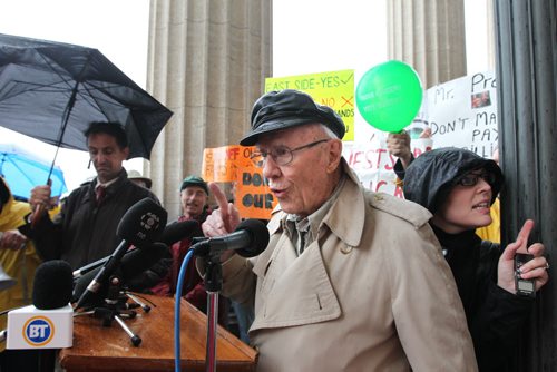Former Hydro engineer Len Bateman takes the podium at a rally opposing an environmentally unfriendly proposed west side hydro line   at the Legislative Building Tuesday  opposing Mary Agnes story.  Sept  20, 2011 (RUTH BONNEVILLE) / WINNIPEG FREE PRESS)