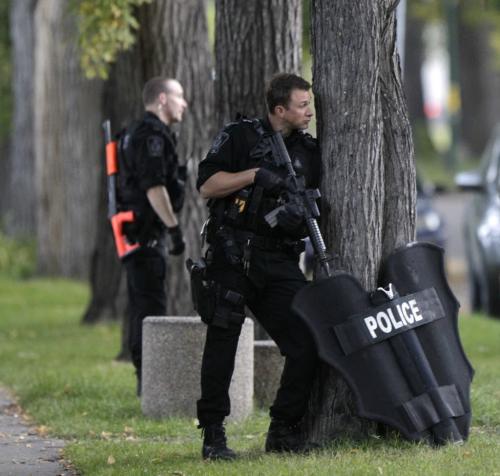Winnipeg Police Tactical Support Team outside a residence in the 200 block of Spence St. after an incident in a near by store on Broadway Tuesday morning. A male was taken into custody. Ashley Prest story  (WAYNE GLOWACKI/WINNIPEG FREE PRESS) Winnipeg Free Press Sept.27 2011