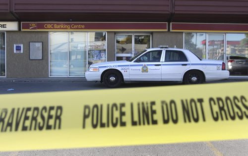 Winnipeg Police have the front and back entrances of the CIBC Banking Centre taped off at 3408 Roblin Blvd. Blvd. at Varsity View Dr. Friday. (WAYNE GLOWACKI/WINNIPEG FREE PRESS) Winnipeg Free Press Sept.30 2011
