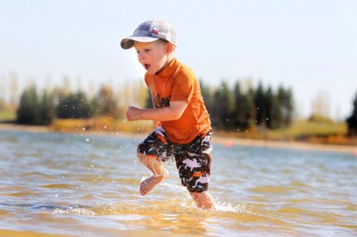 Three year old Owen Eisbrebber splashes into the refreshing cool water  at Birds Hill Park Wednesday as the unseasonal warm fall weather continues.   See story by Melissa Martin  Oct 05, 2011 Ruth Bonneville  Winnipeg Free Press Ruth Bonneville  Winnipeg Free Press