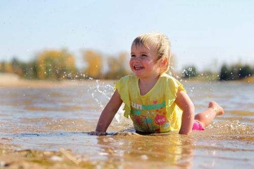 Two year old Daelia Kauk splashes her feet in the water as she cools herself off at Birds Hill Park Wednesday as the unseasonal warm fall weather continues.   See story by Melissa Martin  Oct 05, 2011 Ruth Bonneville  Winnipeg Free Press