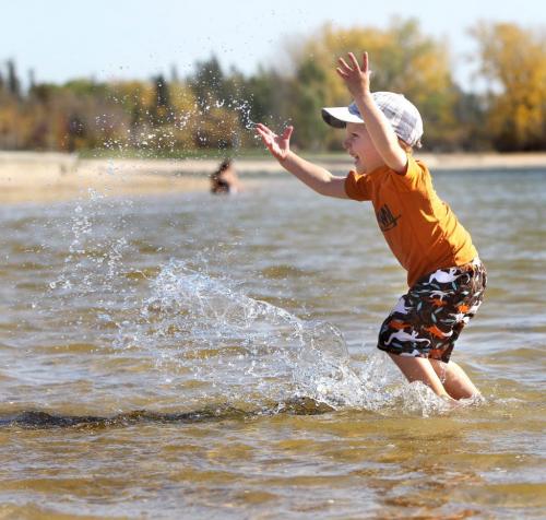 Three year old Owen Eisbrebber splashes into the refreshing cool water  at Birds Hill Park Wednesday as the unseasonal warm fall weather continues.   See story by Melissa Martin  Oct 05, 2011 Ruth Bonneville  Winnipeg Free Press Ruth Bonneville  Winnipeg Free Press