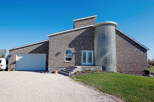 RESALE HOMES - 46 Ramblewood Drive. Deb Hirsch listing.  Oct. 11, 2011 (BORIS MINKEVICH / WINNIPEG FREE PRESS)