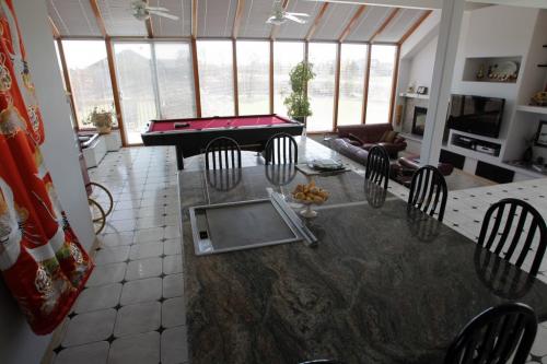 RESALE HOMES - 46 Ramblewood Drive. Deb Hirsch listing.  Oct. 11, 2011 (BORIS MINKEVICH / WINNIPEG FREE PRESS)