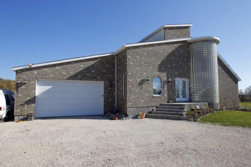 RESALE HOMES - 46 Ramblewood Drive. Deb Hirsch listing.  Oct. 11, 2011 (BORIS MINKEVICH / WINNIPEG FREE PRESS)