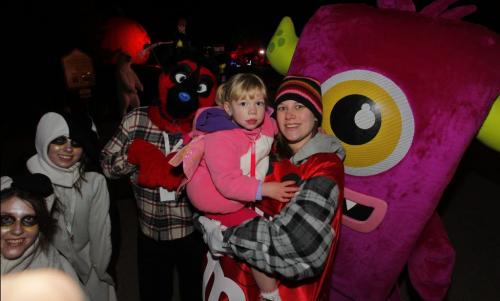 Boo at the Zoo standup photo.  Ginger Dusk Koslowsky with daughter Emmah pose for a photo with some of the charactors waling around the zoo. Oct. 23, 2011 (BORIS MINKEVICH / WINNIPEG FREE PRESS)