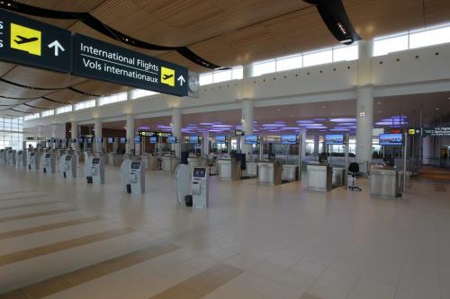 NEW AIRPORT TOUR.  Oct. 25, 2011 (BORIS MINKEVICH / WINNIPEG FREE PRESS) James Richardson International Airport.