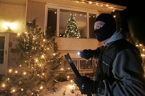 BORIS MINKEVICH / WINNIPEG FREE PRESS PHOTO ILLUSTRATION 061221 A photo illustration of a robber casing out homes during the Christmas xmas season.
