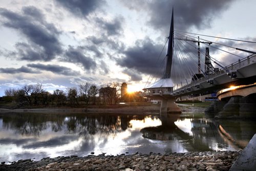The late autumn sun peaks through Winnipeg' s city scape as it sets in the south western sky  Wednesday on the Red River as seen from Tache Blvd Oct 26,2011 (Ruth Bonneville /  Winnipeg Free Press)