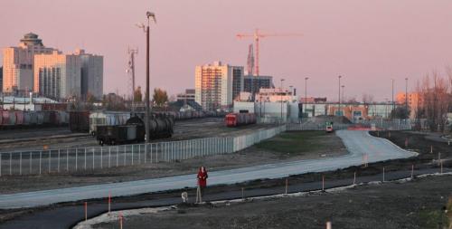 The Rapid Transit roadway under construction as it approaches the Jubilee Overpass.  111101 Mike Deal / Winnipeg Free Press