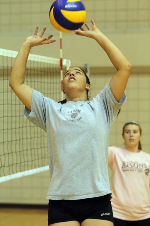 SPORTS - U of M Bisons women's volleyball setter Christina Souza in practice at the Investors Group Athletic Centre. November 1, 2011 (BORIS MINKEVICH / WINNIPEG FREE PRESS)