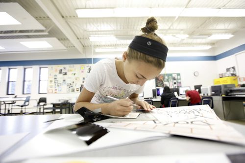 Grade 7 Windsor School student Aby works on silk screening in the Graphic Arts shop class at Darwin School Monay.  This is the first year that the students are given the independance of their own lockers, moving to different rooms between classes and taking the transit bus on their own to name a few.  See 2017 project, Carolin Vesley and Doug Speirs Nov 10,2011 (Ruth Bonneville /  Winnipeg Free Press)