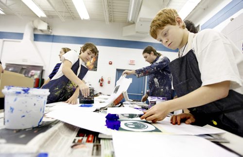 Grade 7 Windsor School students Quinn (left) and Griffin work on silk screening in the Graphic Arts shop class at Darwin School Monay.  This is the first year that the students are given the independance of their own lockers, moving to different rooms between classes and taking the transit bus on their own to name a few.  See 2017 project, Carolin Vesley and Doug Speirs Nov 10,2011 (Ruth Bonneville /  Winnipeg Free Press)
