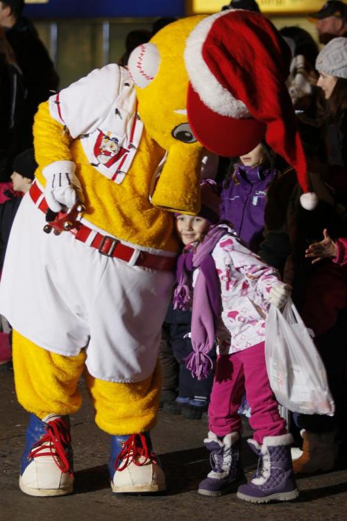 November 12, 2011 - 111112  -  Maya Charman (5) gets a hug from Goldie at the Santa Claus parade in Winnipeg Saturday, November 12, 2011.    John Woods / Winnipeg Free Press
