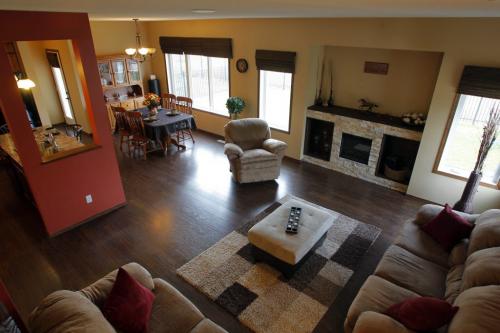 RESALE HOMES - 96 Appletree Crescent.  Bridgewater Forest. November 15, 2011 (BORIS MINKEVICH/ WINNIPEG FREE PRESS)