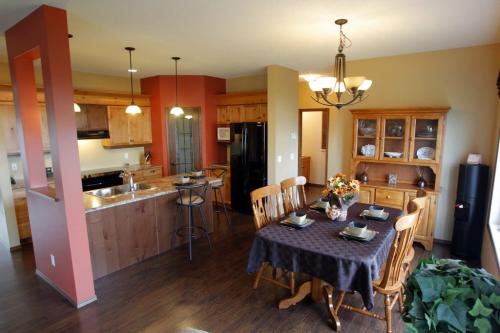 RESALE HOMES - 96 Appletree Crescent.  Bridgewater Forest. November 15, 2011 (BORIS MINKEVICH/ WINNIPEG FREE PRESS)