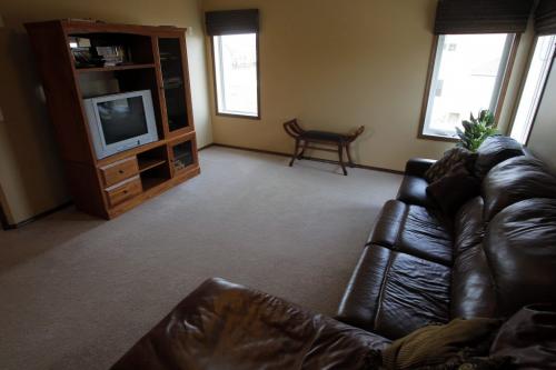 RESALE HOMES - 96 Appletree Crescent.  Bridgewater Forest. November 15, 2011 (BORIS MINKEVICH/ WINNIPEG FREE PRESS)