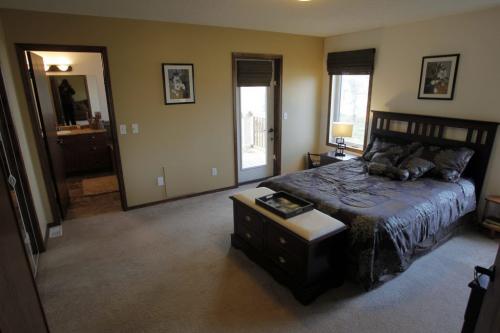 RESALE HOMES - 96 Appletree Crescent.  Bridgewater Forest. November 15, 2011 (BORIS MINKEVICH/ WINNIPEG FREE PRESS)