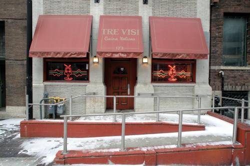 The Tre Visi Restaurant at 173 McDermot Ave.  See Maureen Scurfield story 111116 Mike Deal / Winnipeg Free Press