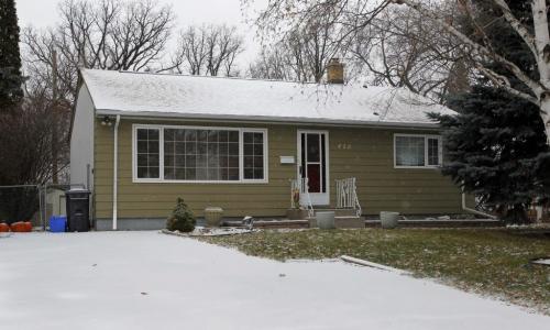 SOLD/OFFERED HOMES- 416 Davidson Street. November 16, 2011 (BORIS MINKEVICH/ WINNIPEG FREE PRESS)