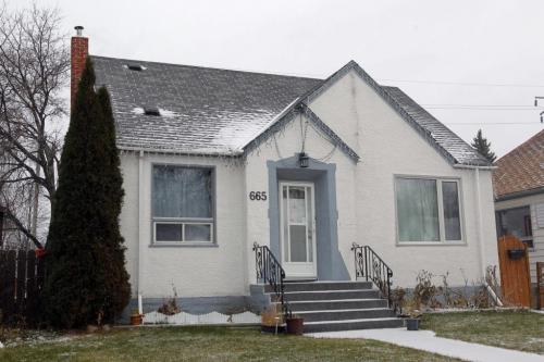 SOLD/OFFERED HOMES- 665 Polson Ave. November 16, 2011 (BORIS MINKEVICH/ WINNIPEG FREE PRESS)