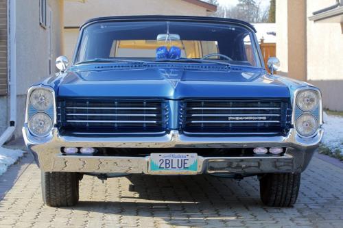 CLASSIC CAR - 1964 Pontiac owned by Glen Kohlmeier at his home in Charleswood. 372 Cathcart. November 8, 2011 (BORIS MINKEVICH/ WINNIPEG FREE PRESS)