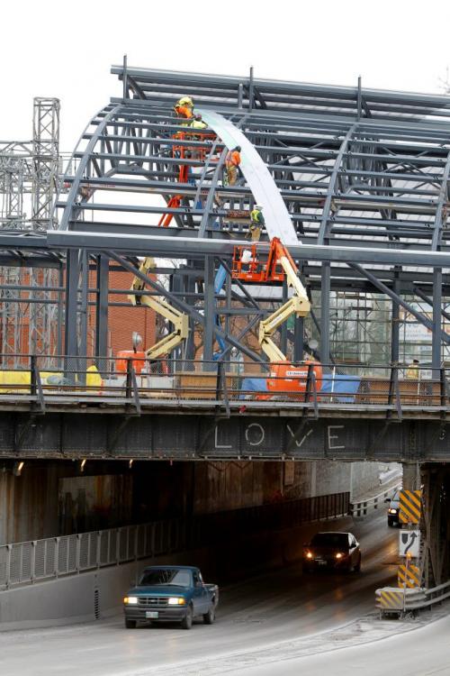 The rapid transit construction over the Osborne Street underpass. November 17, 2011 (BORIS MINKEVICH/ WINNIPEG FREE PRESS)