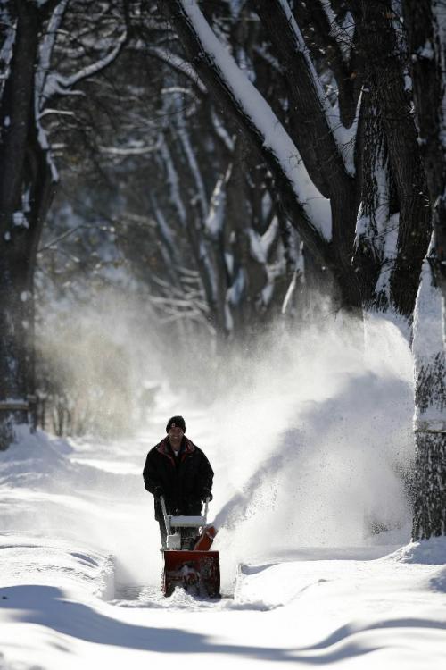 John Woods / Winnipeg Free Press / December 31, 2006 - 061231 - Winnipeggers woke up to 27cm of snow Saturday December 31/06.  A man snowblows in River Heights area