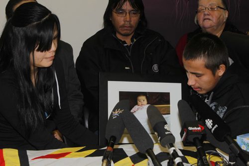 Press Conference at the AMC for baby death. Parents Erna Hastings and Paul Ross, with photo of  Drianna Ross was two months old and from God's Lake Narrows First Nation. She died at a community nursing station on Saturday. In photo r-l Paul Ross, Erna Hastings, Drianna Ross (baby)   November 29, 2011 (BORIS MINKEVICH/ WINNIPEG FREE PRESS)