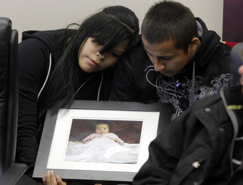 Press Conference at the AMC for baby death. Parents Erna Hastings and Paul Ross, with photo of Drianna Ross was two months old and from God's Lake Narrows First Nation. She died at a community nursing station on Saturday.   November 29, 2011 (BORIS MINKEVICH/ WINNIPEG FREE PRESS)