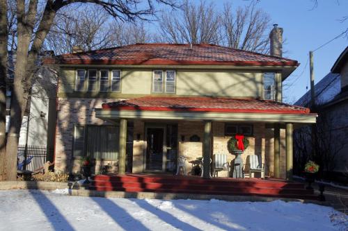 1239 Wellington Crescent. House for sale. December 5, 2011(BORIS MINKEVICH / WINNIPEG FREE PRESS)