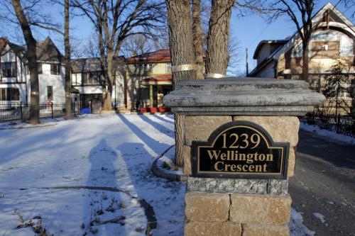 1239 Wellington Crescent. House for sale. December 5, 2011(BORIS MINKEVICH / WINNIPEG FREE PRESS)