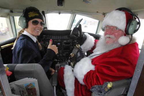 Capt. Lauren Rowluk of Perimeter Air and Santa Claus are all thumbs up and ready to roll for delivering presents to all the kids up north. Photo taken at press conference announcement. See Seneca Chartrand story. December 14, 2011 BORIS MINKEVICH / WINNIPEG FREE PRESS