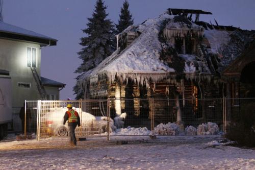 December 16, 2011 - 111216  - Photograph of a home in the 100 block of Shoreline that went up in flames Friday morning, December 16, 2011.    John Woods / Winnipeg Free Press