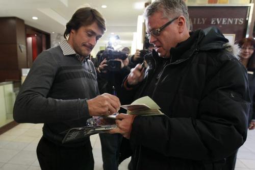 December 17, 2011 - 111217  - Teemu Selanne signs an autograph for David Groff after a press conference at the Fairmont Hotel in Winnipeg Saturday, December 17, 2011. Selanne returns to Winnipeg today after playing his last game in Winnipeg on Feb. 4, 1996. John Woods / Winnipeg Free Press