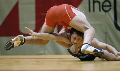 December 18, 2011 - 111218  -  Shawn Daye-Finley (Red) and Jack Bond (Blue) wrestle in the 2011 Canadian Olympic trials at the University of Winnipeg Sunday December 18, 2011.    John Woods / Winnipeg Free Press